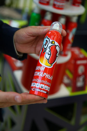 Огнетушитель размером с баллончик дезодоранта. Фото Василий Кузьмичёнок