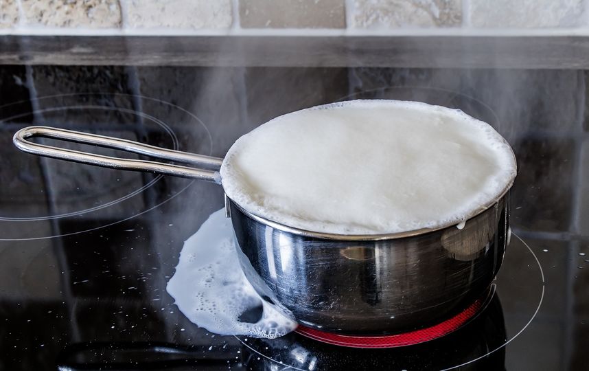 При несоблюдении потребителем рекомендаций по кипячению сырого молока существует риск попадания патогенной микрофлоры в организм человека. Фото Pixabay