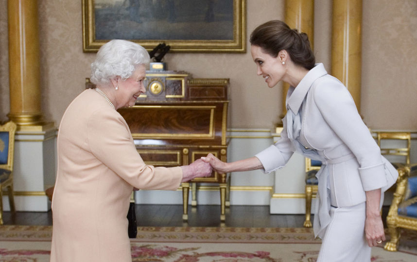 Королева Елизавета II и Анджелина Джоли. Фото Getty