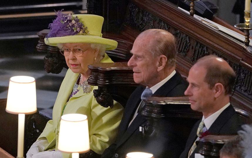 Королева Елизавета II и принц Филипп на свадьбе у принца Гарри и Меган Маркл. Фото AFP