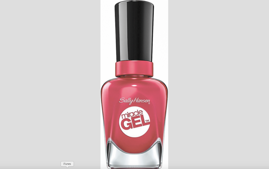 На одну руку я нанесла гель-лаки "по всем правилам", а на вторую решила нанести в один слой и посмотреть, на какой из них покрытие продержится дольше.