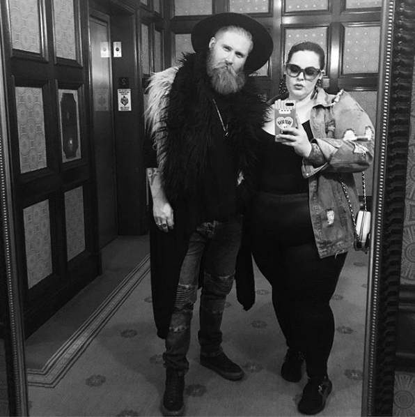 Тесс Холлидей с мужем. Фото Скриншот Instagram: tessholliday