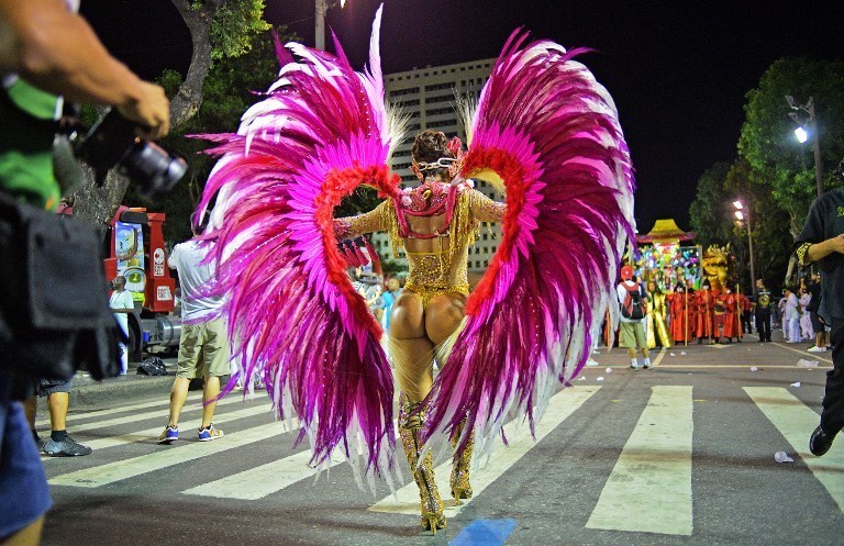 Девушки, чьи тела были покрыты боди-артом, приняли участие в бразильском карнавале