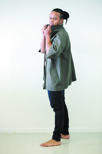 Студенты Габриель и Луис в гендерно-нейтральной одежде от Vel. Фото Андре Порто