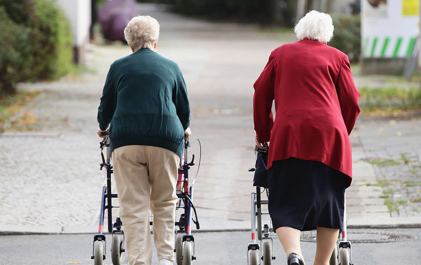 Куда едут пенсионеры ранним утром в час пик. Фото Getty