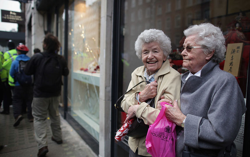 Куда едут пенсионеры ранним утром в час пик. Фото Getty