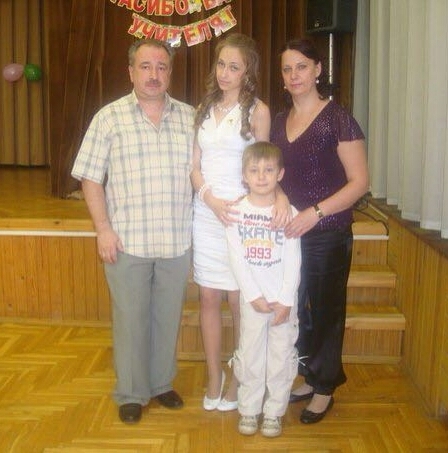Нашей дочке Рите 22 года. Когда ей было 4, пришла из сада и произнесла нецензурное слово. Спрашиваем: "Где ты взяла это слово?" Отвечает: "Это не я взяла, это моя голова взяла". “Так, значит будем лечить твою голову”. Она кивает: "Лечите, только мозги мои, пожалуйста, не меняйте!" Фото Марина Закирко
