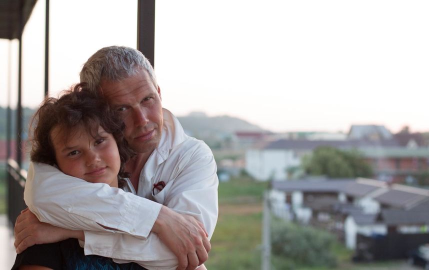 Сейчас моей дочке Вике уже 12 лет. В три года она выдала очень интересную фразу. Представьте: идём по улице, на дереве сидит ворона. Вика спрашивает: "Папа, это ведь попугай?" Отвечаю: "Ну, какой же это попугай. Вспомни: попугай яркий, разноцветный, а эта птица серая. Это ворона". Ответ дочери: "Ну, а может с попугая просто краска слезла". Фото Андрей Минкин