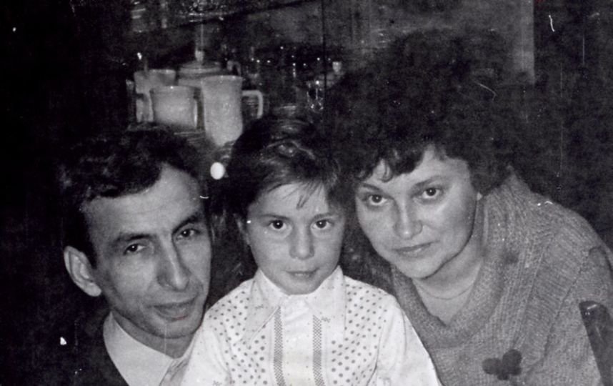 Дочке Жанночке около 5 лет. На даче я сказал, что видел, как ласка поймала мышку. Жанна спросила: “А кто такая ласка?” Я сказал: “Это маленький зверёк, типа лисы, с острыми зубками”. Вижу, Жанна учит кукол: “Сидите тихо, а то придёт ТИПАЛИСА и покусает вас!" Фото Евгений