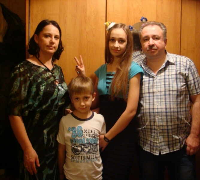 Нашему младшему сыну Егору 11 лет. Как-то в три года мою его в ванной и шутя говорю: "Егорушка ,какие у тебя ножки волосатые!" Сын внимательно смотрит на ноги и испуганно говорит: "Ой,мамочка,кажется я начинаю в папу превращаться!" Фото Марина Закирко