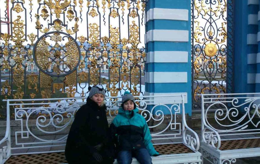 Когда Саше было 3 года и 6 месяцев, мы с ним смотрели картинки. Я ему говорю, показывая на картинку: "Саша, ты у меня в животике лежал вот так, вниз головой”. А Саша говорит удивленно: “А как ты меня туда засунула?" Фото Тамара Темирова