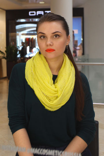 Оранжевая помада есть в моей косметичке. Знала, что она мне подойдёт. Фото Василий Кузьмичёнок