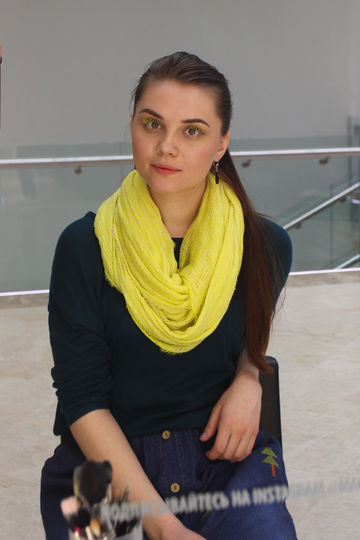 Жёлтые ресницы к шарфику подошли, но это единственное, что мне понравилось. Фото Василий Кузьмичёнок