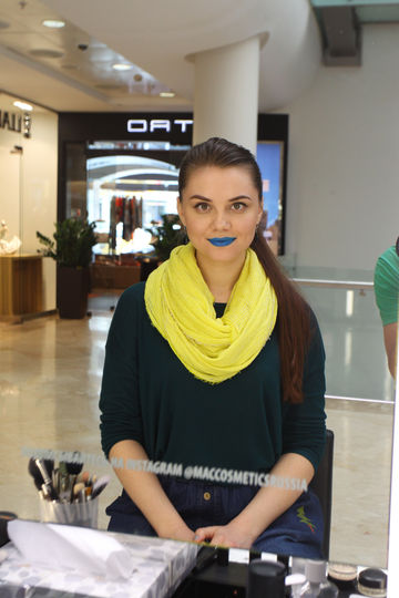 Синяя помада лучше всех подошла к шарфику. Фото Василий Кузьмичёнок