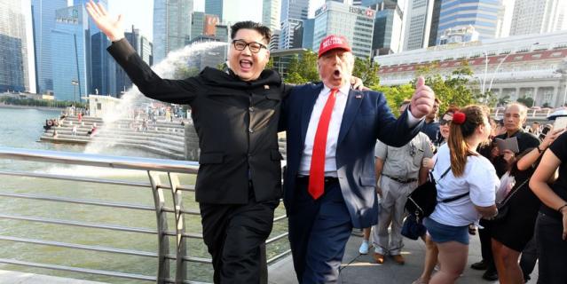 Двойники Дональда Трампа и Кем Чен Ына развлекают прохожих на улицах Сингапура.
