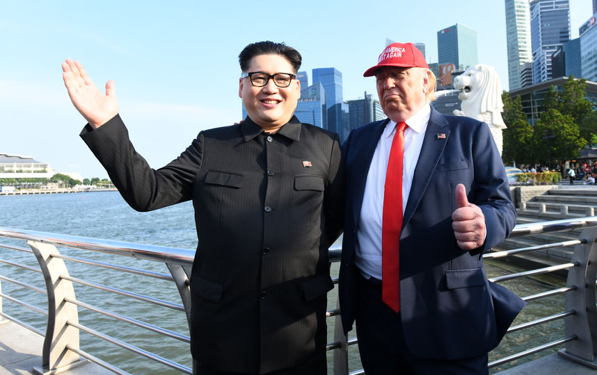 Двойники Дональда Трампа и Кем Чен Ына развлекают прохожих на улицах Сингапура. Фото AFP