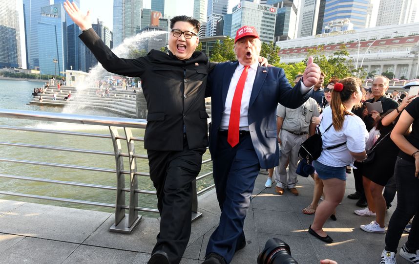 Двойники Дональда Трампа и Кем Чен Ына развлекают прохожих на улицах Сингапура. Фото AFP