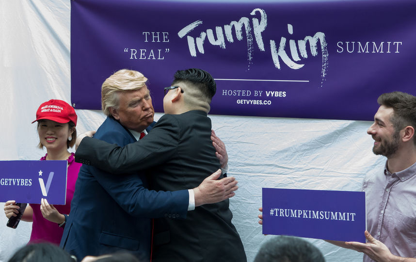 Двойники Дональда Трампа и Кем Чен Ына развлекают прохожих на улицах Сингапура. Фото AFP