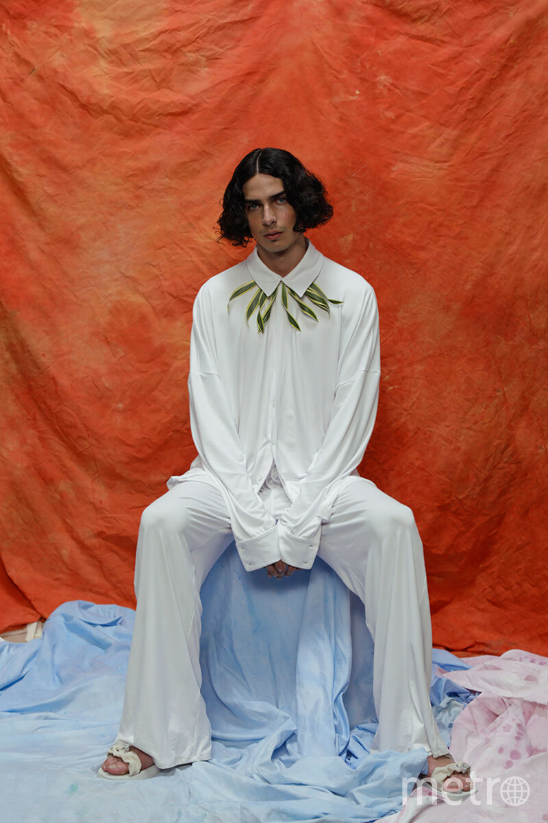 Модель демонстрирует одежду из коллекции Эстебана Кортасара. Фото "Metro"