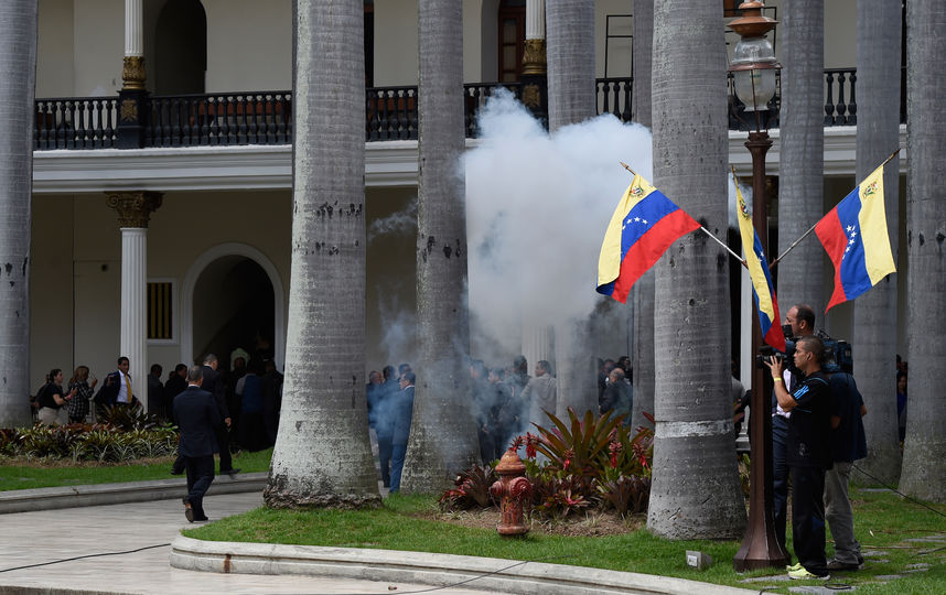 Сторонники Мадуро ворвались в парламент Венесуэлы