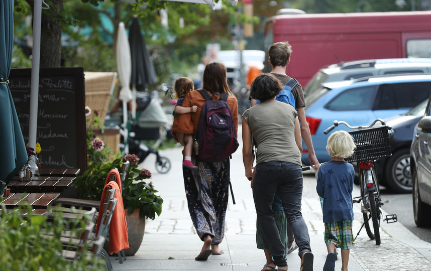 Многодетным семьям запретят брать под опеку или попечительство детей из детских домов. Фото Getty