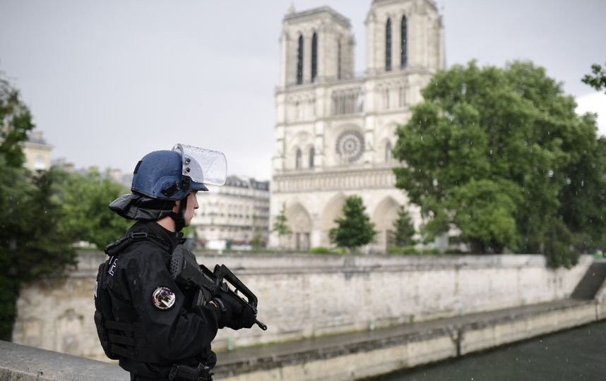 Квартал, на территории которого произошёл инцидент, оцеплен полицией. Фото AFP