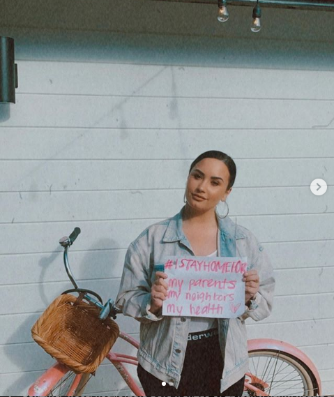 Деми Ловато: "Остаюсь дома ради моих родителей, моих соседей и своего здоровья". Фото скриншот instagram.com/ddlovato/, Getty