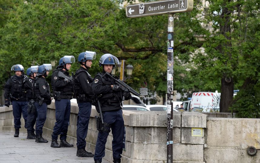 Квартал, на территории которого произошёл инцидент, оцеплен полицией. Фото AFP