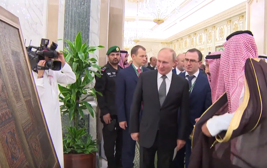 Король Саудовской Аравии подарил Владимиру Путину картину. Фото скриншот https://www.youtube.com/watch?v=HSDjdrTjm2o, Скриншот Youtube