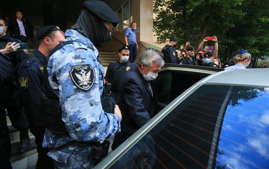 Михаил Ефремов возле Пресненского суда Москвы. Фото Василий Кузьмичёнок