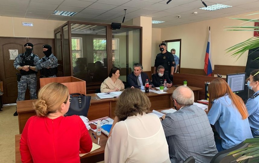 Участники процесса по делу Михаила Ефремова о смертельном ДТП в зале Пресненского суда. Фото АГН "Москва"