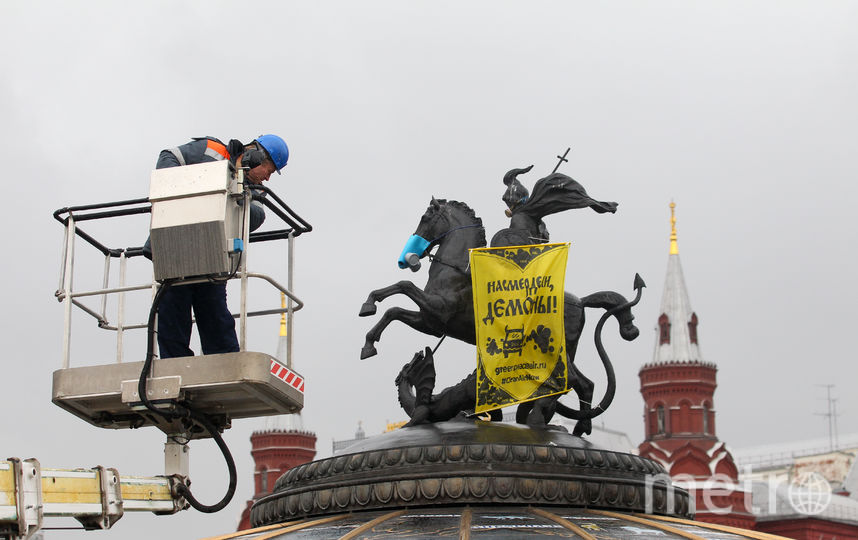 Активисты "Гринпис" надели респираторы на Георгия Победоносца и Чижика-Пыжика