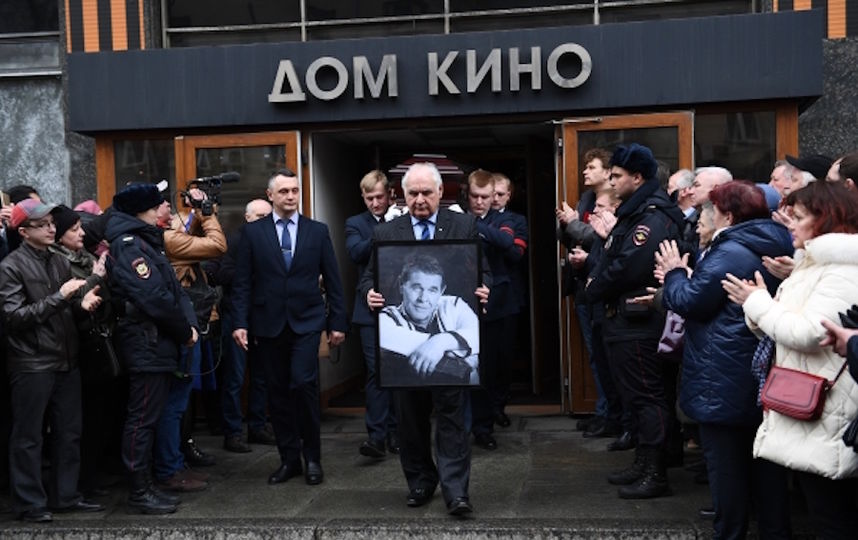 Церемония прощания с актёром прошла в Большом зале Дома кино. Фото РИА Новости