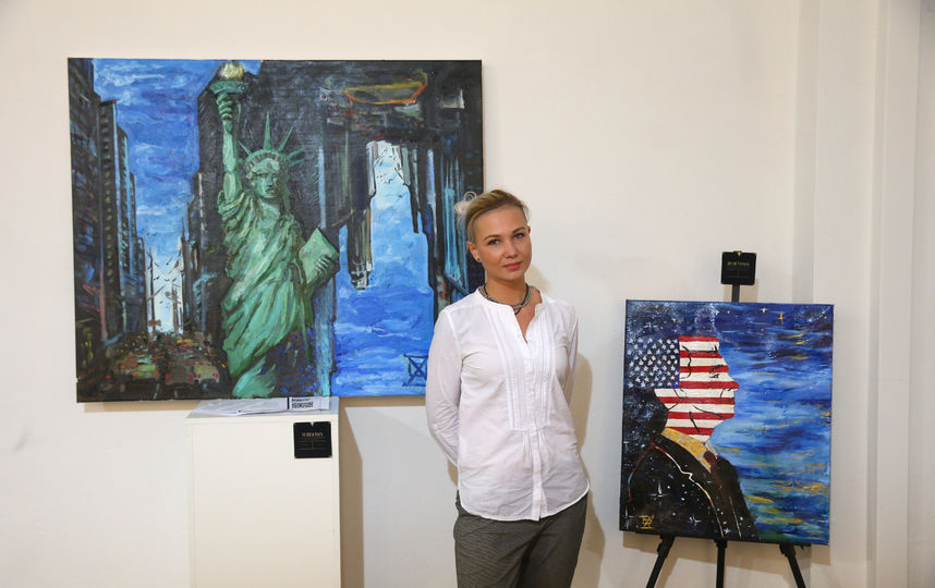 В Американском центре при Посольстве США открылась выставка картин российских художников. Фото Василий Кузьмичёнок