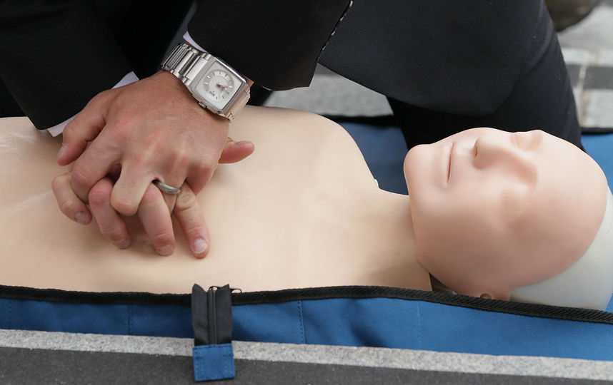 Непрямой массаж сердца. Фото Getty