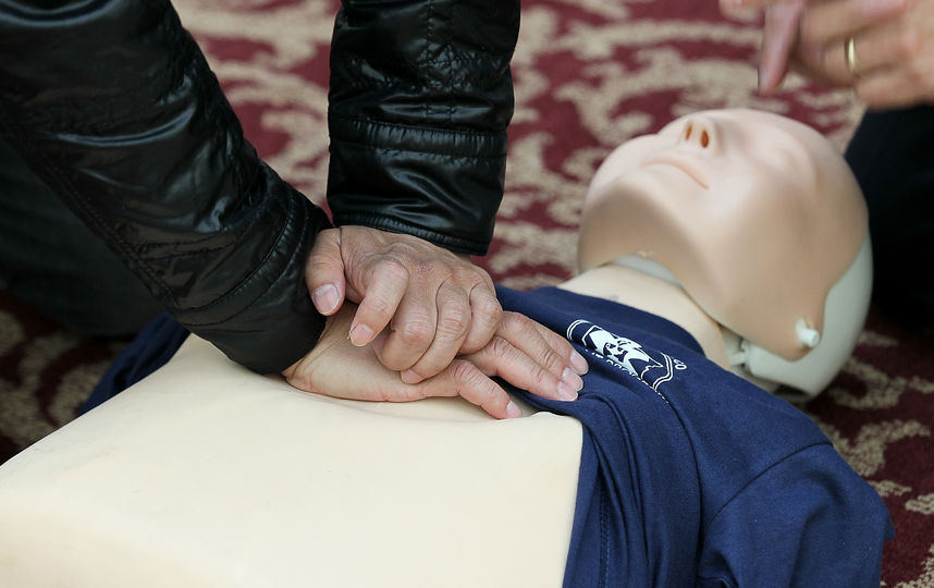 Непрямой массаж сердца. Фото Getty
