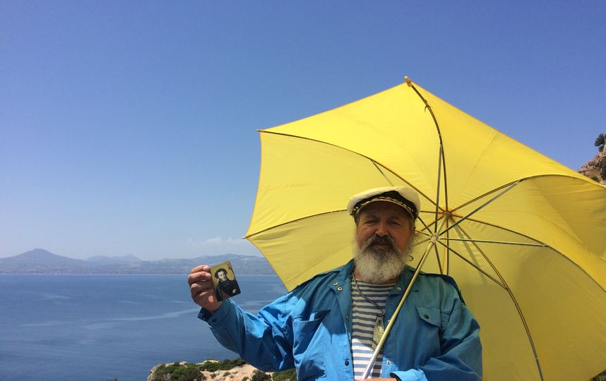 Хотелось показать Пушкину Грецию, ведь он написал стихотворение "Гречанке": "Быть может в дальней стороне,\ Под небом Греции священной\ Тебя страдалец вдохновенный \ Узнал иль видел, как во сне..." Фото сделали на фоне удивительного Коринфского канала и прекрасного Коринфского залива. Фото Александр Струнин