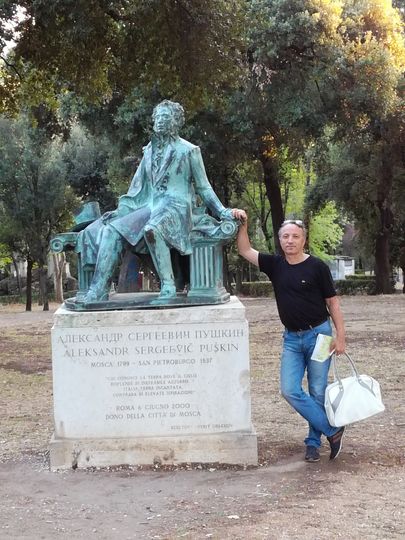 Очень было неожиданно  и приятно встретить в Риме Пушкина, отдыхающего на одной из скамеечек великолепного парка Виллы Боргезе. Памятник украшает надпись: "Кто знает край, где небо блещет неизъяснимой синевой... Италия, волшебная земля, страна высоких вдохновений". Фото Игорь Косыхин