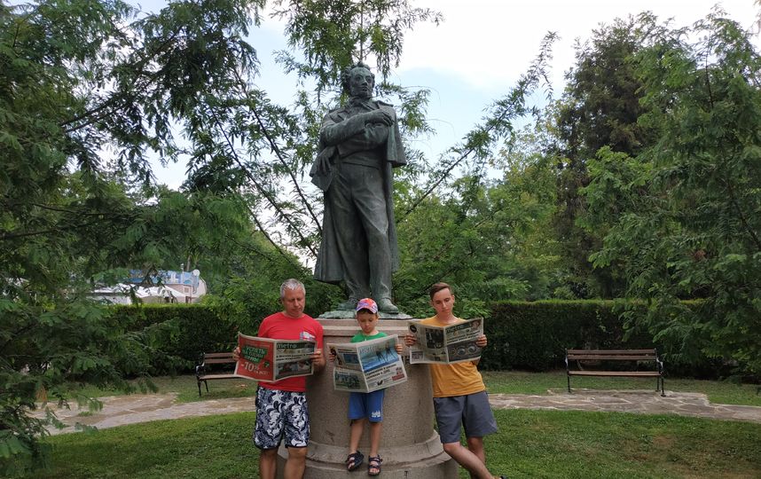 Шли мы, три богатыря, по славному городу Бургас в Болгарии, а навстречу – ПУШКИН. Сразу потянуло к чтению. А у нас, как всегда, с собой три разных выпуска "Метро". Фото Владимир Емелин