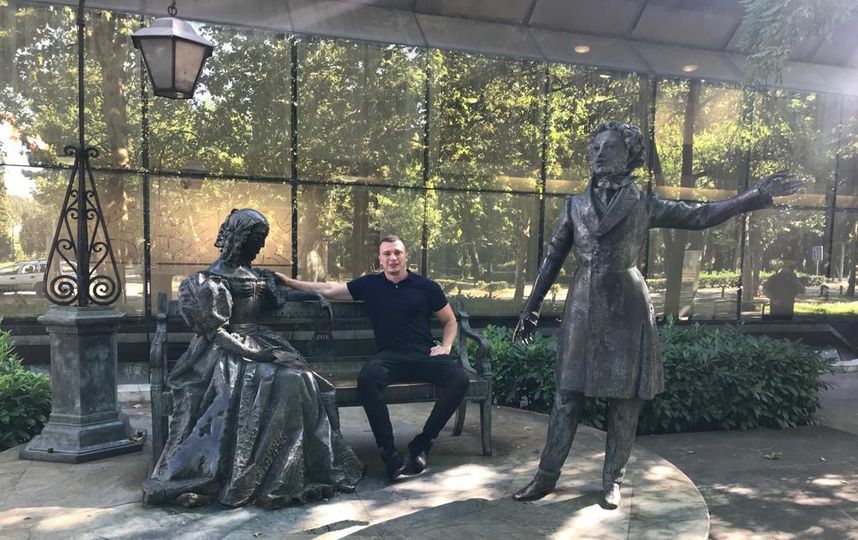 Меня зовут Наталья, а на фотографии около памятника А.С. Пушкину-мой младший брат Максим. Эту фотография сделана во время его путешествия по Черногории в городе Подгорица.   Фотографируясь, Максим восклицал про себя: "Эх, мне бы такую красавицу жену, как у Пушкина". Фото Наталья Гашунина