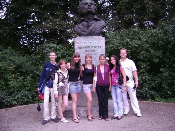 Меня зовут Кравченко Виктория, на фотографии я в центре. Это фото сделано в городе Веймар (Германия), где мы в составе русской делегации участвовали в конференции. Оказывается, в Германии наряду с Гёте и Шиллером очень любят Александра Сергеевича. Фото Виктория Кравченко