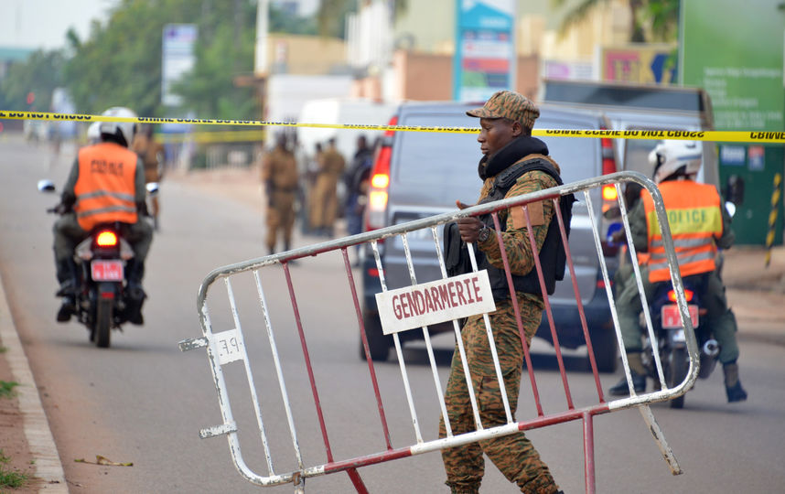 Число жертв нападения террористов на кафе в Буркина-Фасо выросло до 18