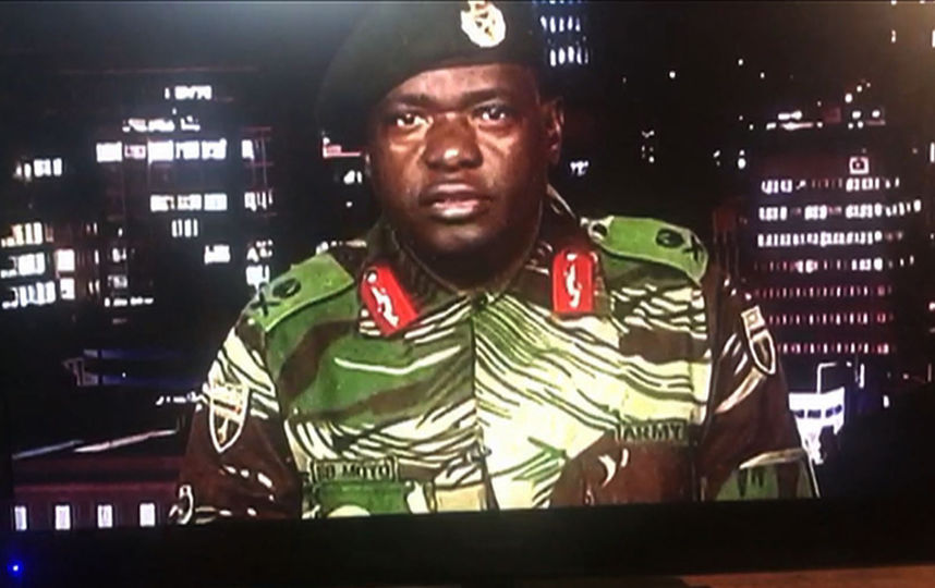 Генерал-майор Сибусисо Мойо делает заявление по телеканалу Зед-би-си. Фото AFP