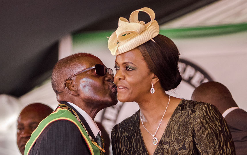 Президент Зимбабве Роберт Мугабе и его жена Грейс. Фото AFP