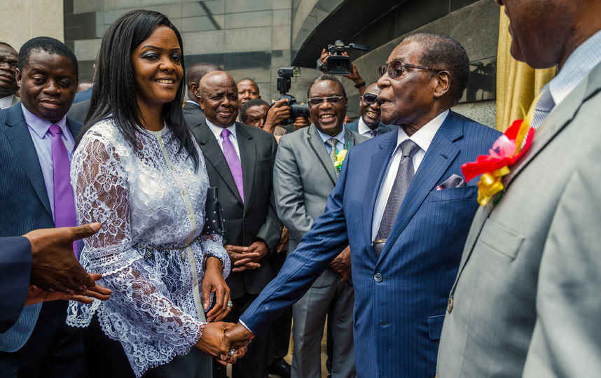 Президент Зимбабве Роберт Мугабе и его жена Грейс. Фото AFP