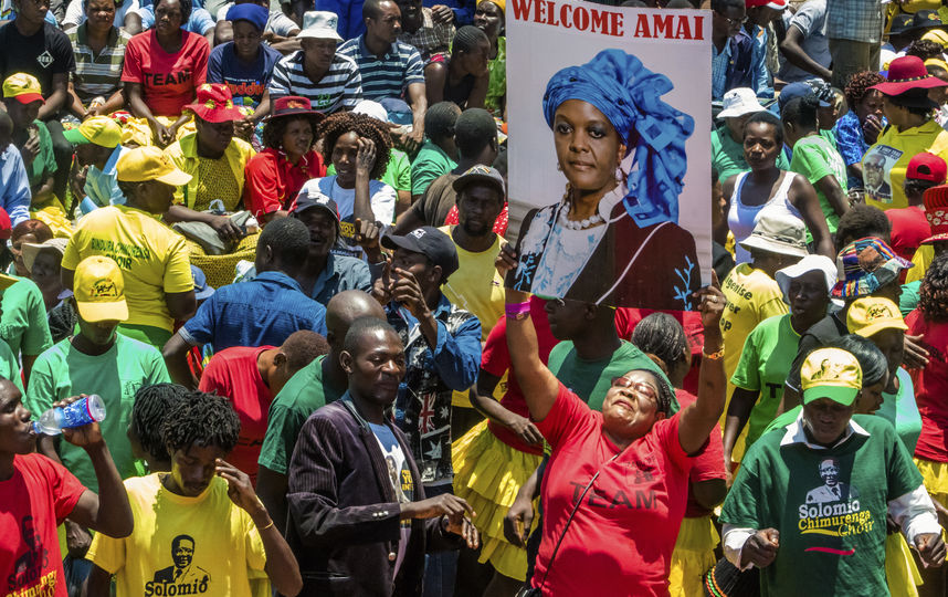 Митинг в поддержку президента Мугабе и его жены. Фото AFP