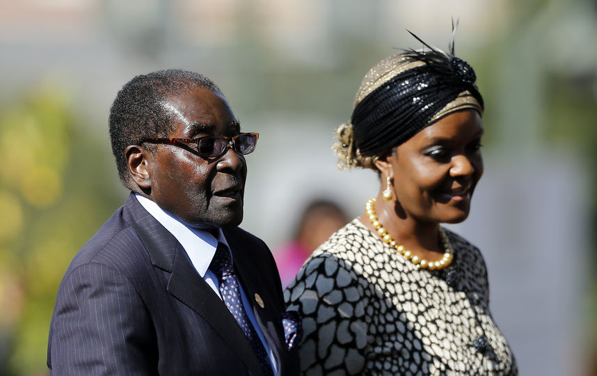Президент Зимбабве Роберт Мугабе и его жена Грейс. Фото AFP