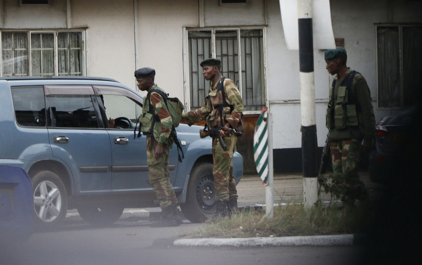 Ситуация в столице Зимбабве Хараре утром 15 ноября. Фото AFP