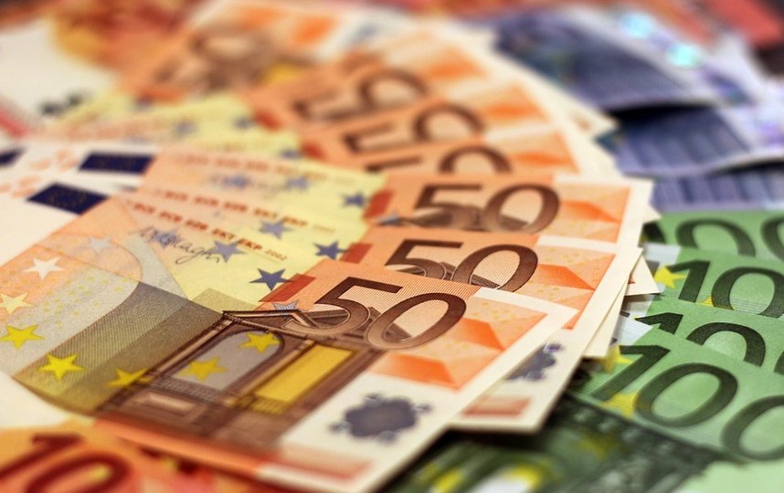 Курс евро превысил 92 рубля впервые с 2016 года