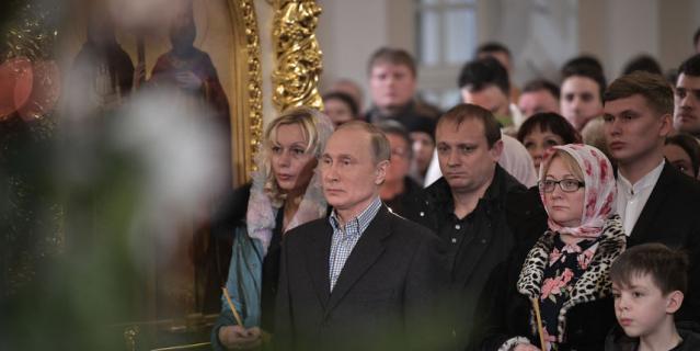 Президент России Владимир Путин на рождественской службе в церкви святых и праведных Симеона Богоприимца и Анны Пророчицы на Моховой улице в Петербурге.
